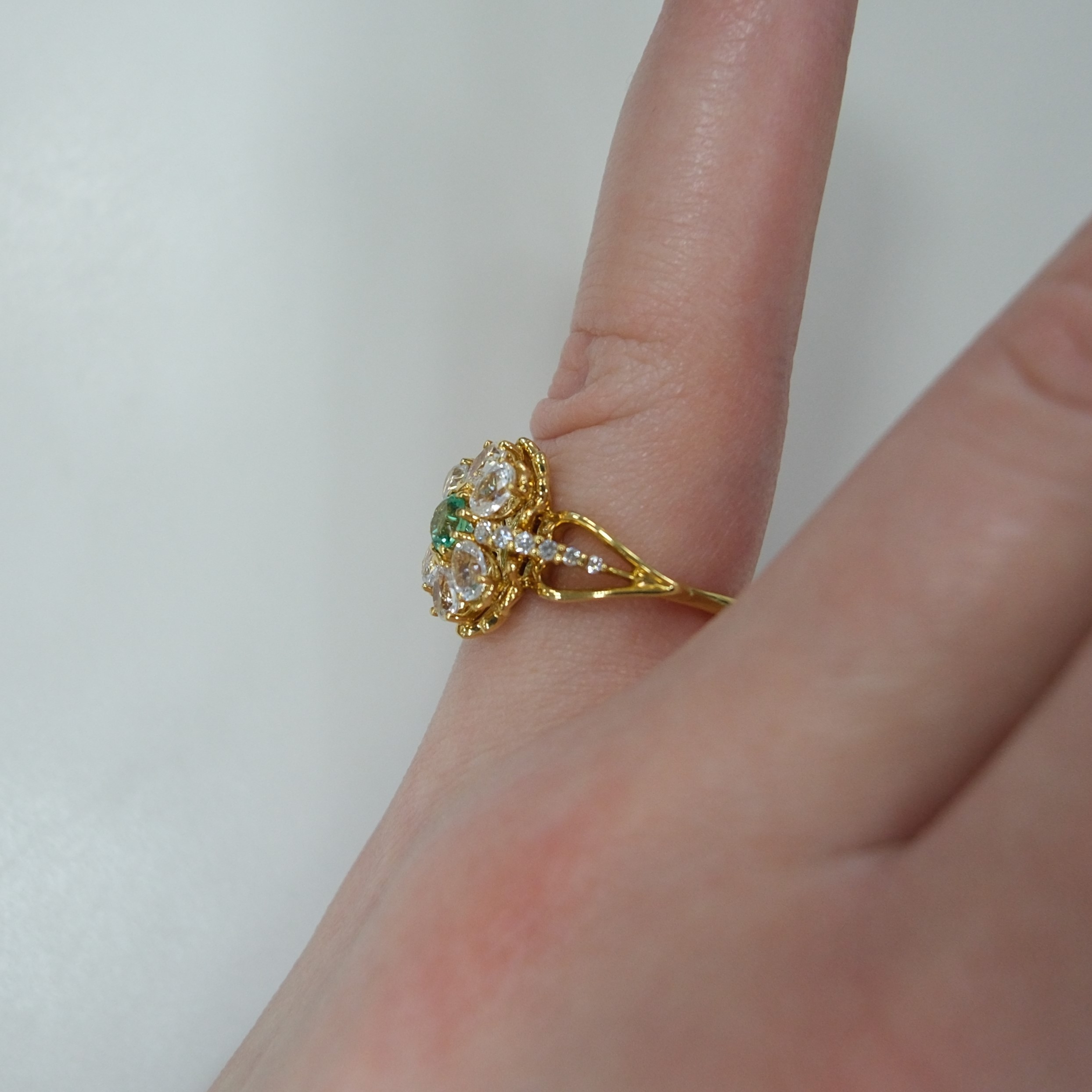 Кольцо из желтого золота с изумрудом